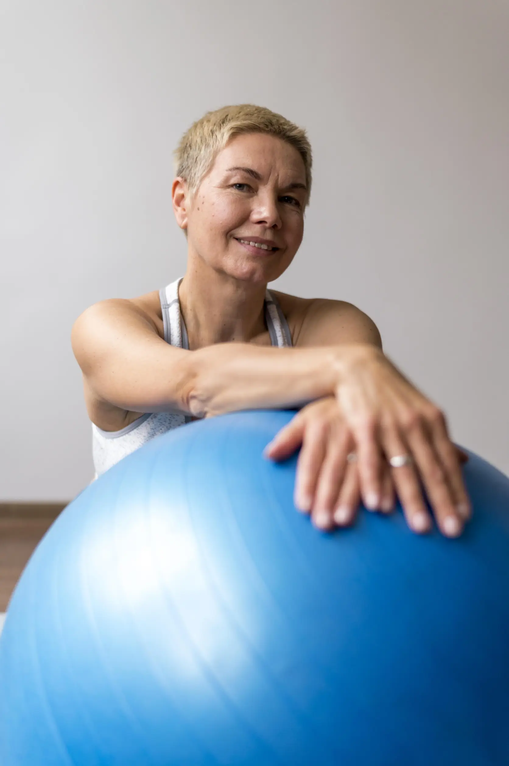 Seniorin beim Funktionstraining mit dem Gymnastikball